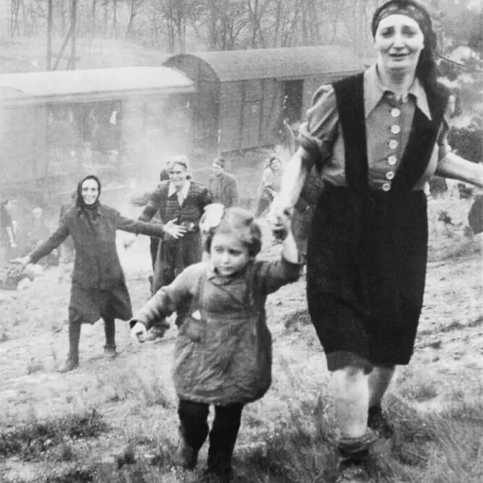 Prisioneros judíos tras ser liberados de un tren de la muerte, 1945