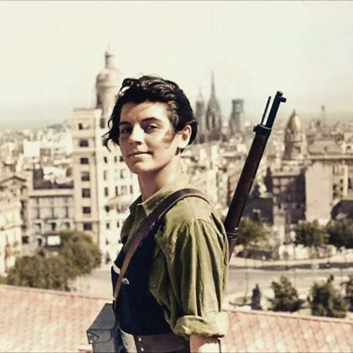 Marina Ginestà, activista social, periodista y traductora de 17 años, en la azotea del Hotel Colón de Barcelona en 1936