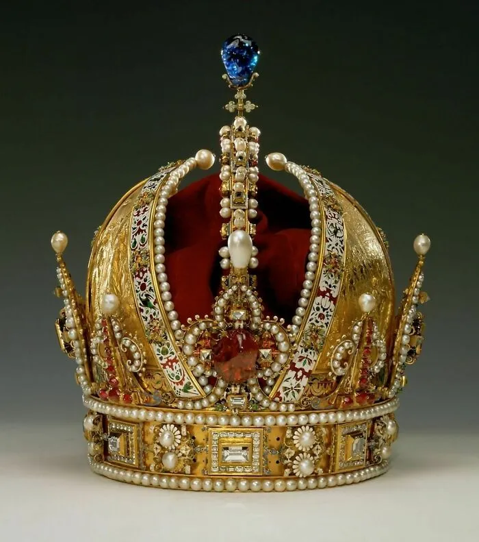 Corona del Emperador del Sacro Imperio romano germánico Rodolfo I, confeccionada en Amberes en 1602