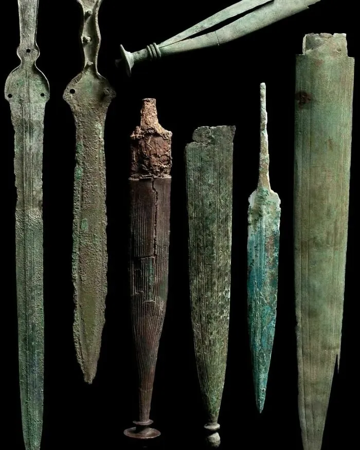 Espadas de la edad de hierro, de la cultura Villanova. Siglos IX-VII a.C,