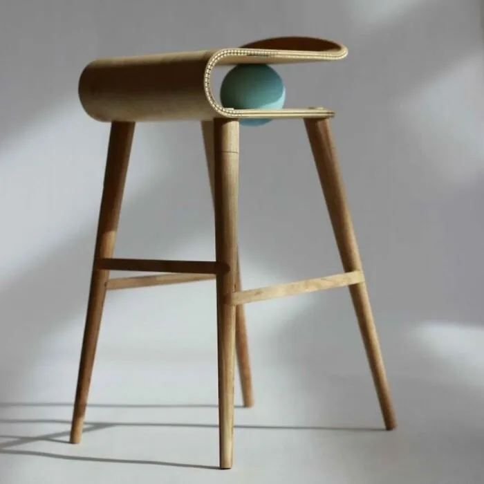 Taburete con una pelota que rebota