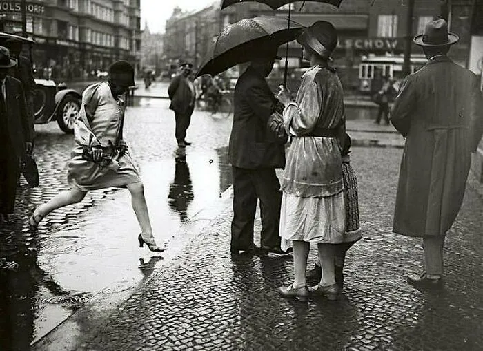 Saltando el charco, Berlín, 1930. Foto de Friedrich Seidenstücker