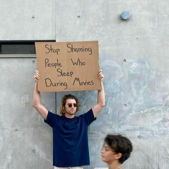 ‘Dude With Sign’ Has 8 Million Followers For Protesting Against Annoying Everyday Things With Funny Signs (30 New Pics)