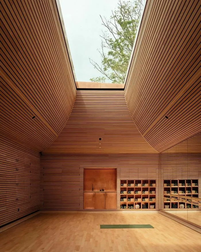 Estudio de yoga diseñado por Invisible Studio 