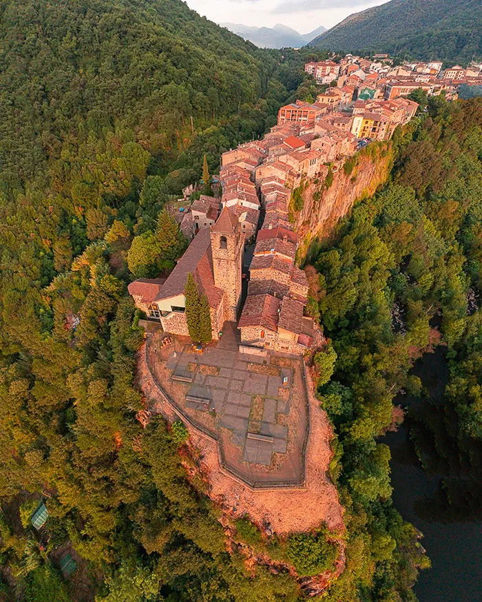 Este pueblo está construido sobre un acantilado basáltico de más de 50 metros de altura y se extiende a lo largo de 1 kilómetro (Castellfollit de la Roca, España)