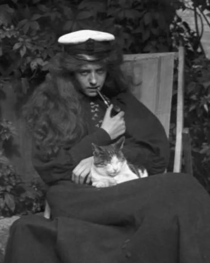 30 Of The Best Photos Shared By This Twitter Account That Collects Historic Photographs Of Cats With Their Stories