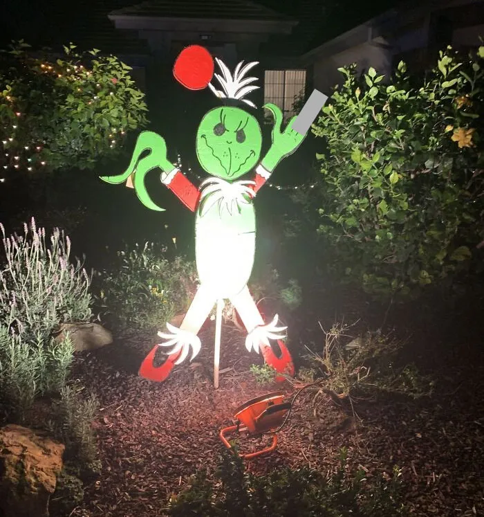 La Asociación de Propietarios exige decoraciones navideñas elaboradas en este vecindario. Este residente cumplió