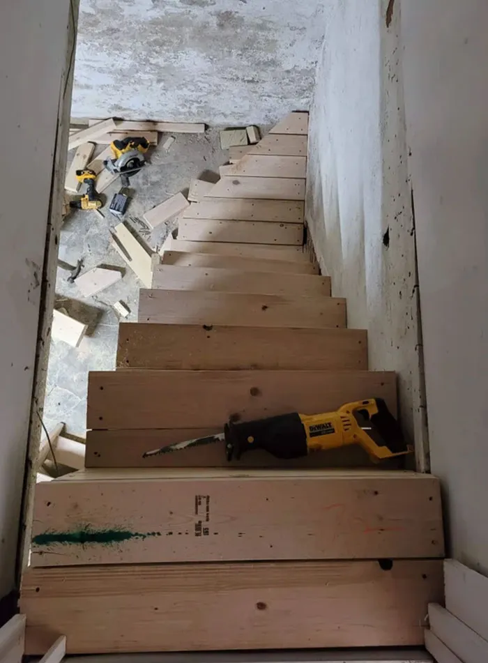 A mí me parece que la escalera ha quedado bastante recta