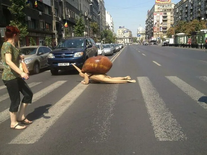 40 Confusing Images Where "Things Only Get Weirder" The Longer You Look