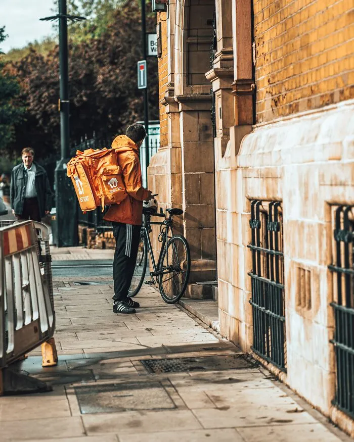 "I Once Delivered Pizza To A Funeral": 30 Delivery Drivers Share Their Weirdest And Most Awkward Stories From The Job