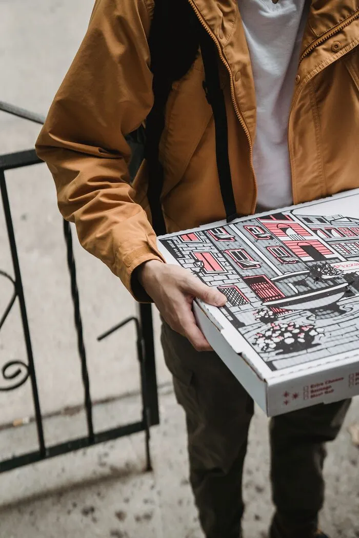 “Una vez llevé una pizza a un funeral”: 20 repartidores comparten las historias más extrañas e incómodas de su trabajo