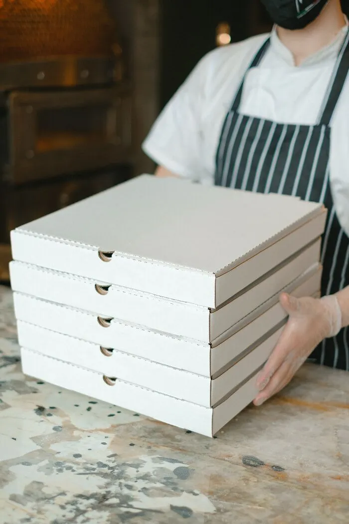 “Una vez llevé una pizza a un funeral”: 20 repartidores comparten las historias más extrañas e incómodas de su trabajo