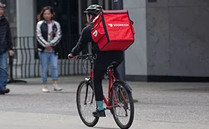 Customer Orders Breakfast And Leaves A $1.50 Tip, The Delivery Driver Snaps And Leaves The Food In A Tree