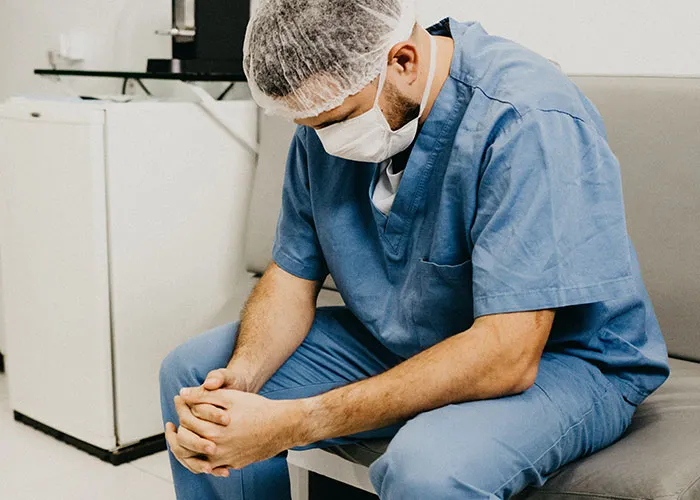30 Of The Wildest "I Don't Think This Is Important, But-" Moments, As Shared By Doctors On This Online Thread