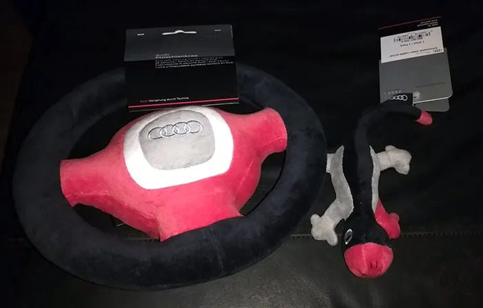 Audi es amigable con los perros. Mi coche volvió del servicio con estos juguetes para perros en el asiento trasero. Mis dos Labradores Retriever se volvieron locos