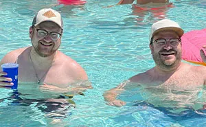 Picture Of What Look Like Twins Goes Viral, Turns Out The Two Men Only Just Met On Vacation