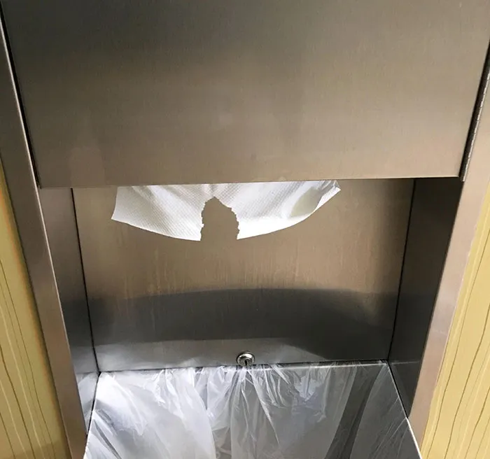 Cuando empaquetan las toallas de papel tan ajustadas que tienes que secar la punta de un dedo a la vez