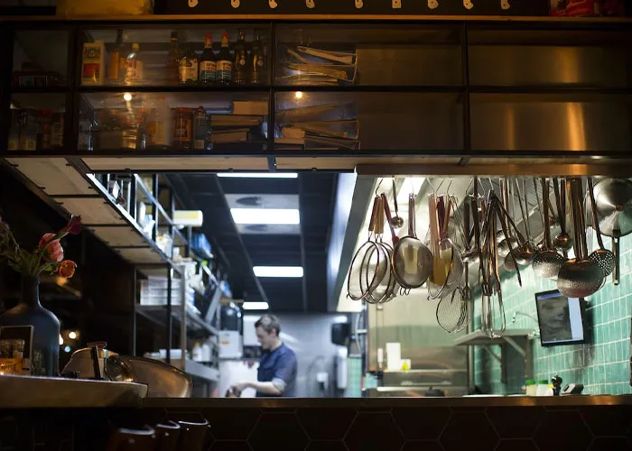 20 Empleados de hostelería revelan turbios secretos de la industria para gastar menos