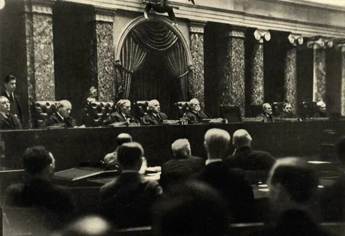 El Dr. Erich Salomon fingió un brazo roto para poder esconder una cámara en su férula y fotografiar al Tribunal Supremo de EE.UU. - 1932