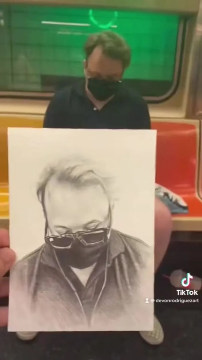 Un artista neoyorquino es conocido por dibujar a los pasajeros del metro sin que se den cuenta y luego publicar su reacción en Internet (25 nuevas fotos)