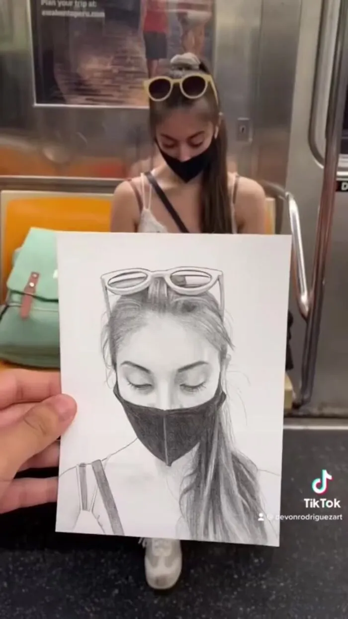 Un artista neoyorquino es conocido por dibujar a los pasajeros del metro sin que se den cuenta y luego publicar su reacción en Internet (25 nuevas fotos)