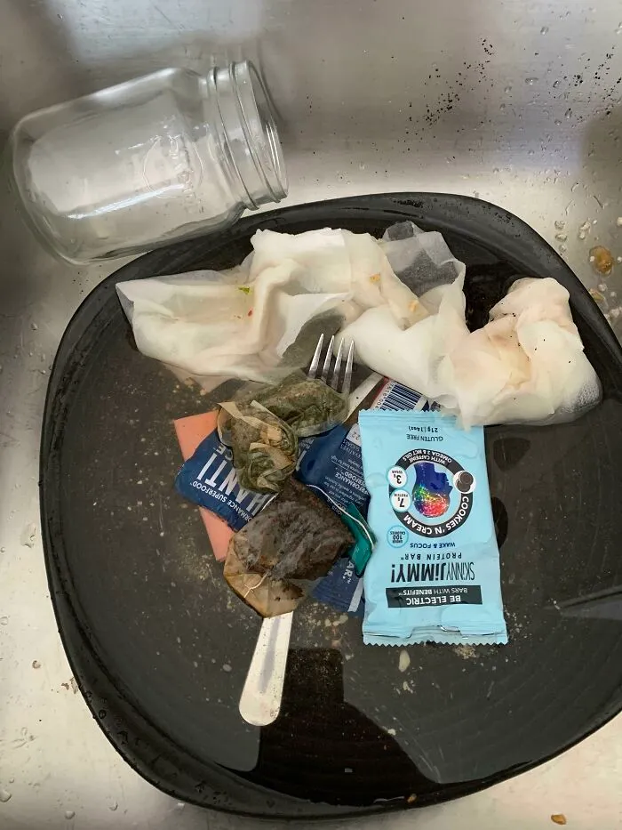Mi mujer no tira la basura antes de poner el plato en el fregadero, así que a menudo acabo con esto
