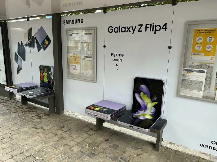 La publicidad del teléfono Galaxy Flip de Samsung en una parada de autobús de Bélgica 