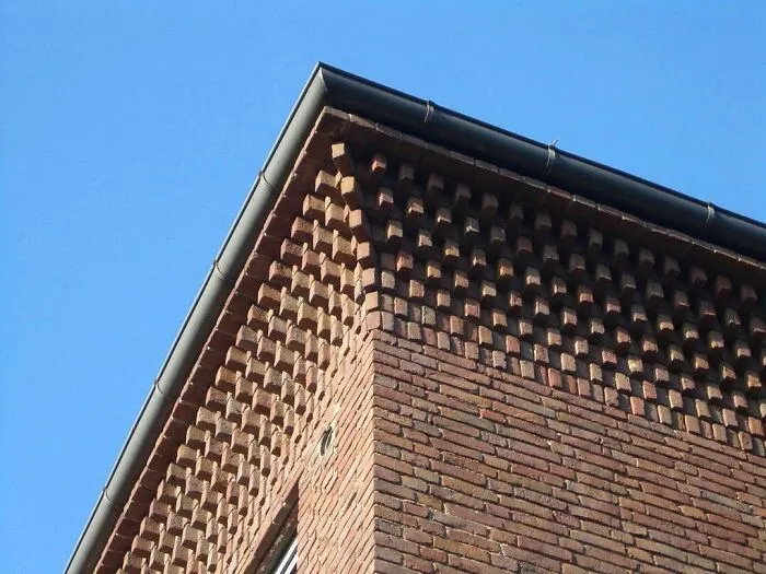 Detalles en la cornisa  de en una subestación, por Hans Heinrich Müller