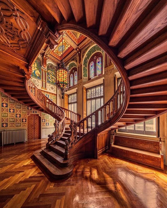 Escalera imperial de madera de roble en Castel Savoia 