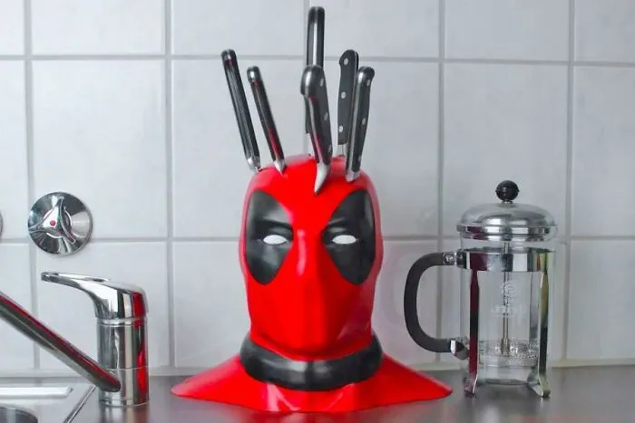 Un porta cuchillos de “Deadpool”