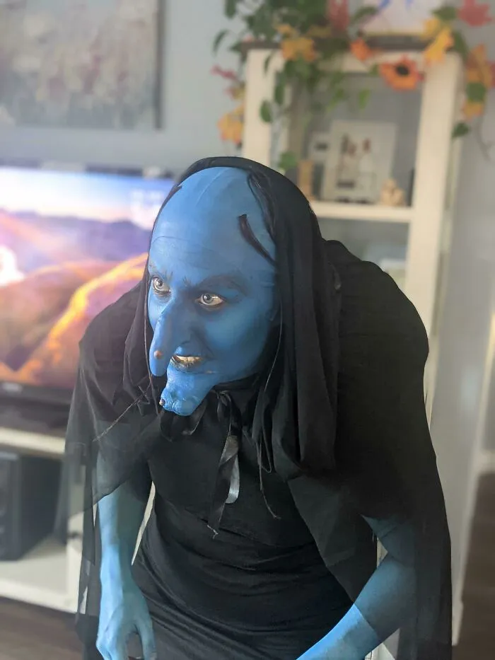 Mi novia está practicando su maquillaje de Halloween, nuestra hija de 4 años está aterrorizada