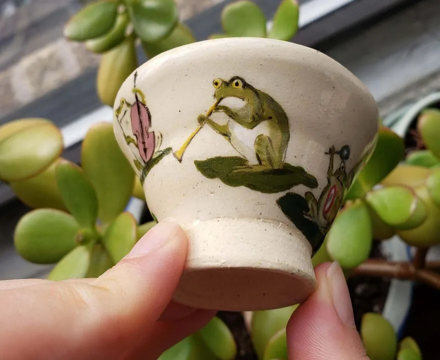 Taza de sake de rana basada en una postal antigua