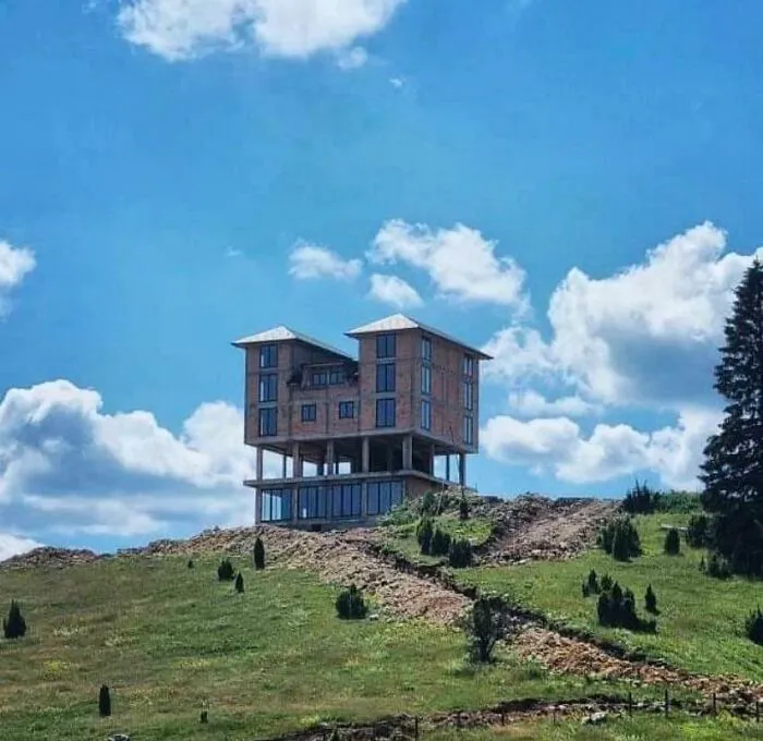 Si quieres tener un gran edificio en medio de una colina, al menos pon alguna fachada