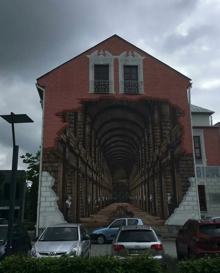 Esta obra de arte que vi en la pared de una biblioteca