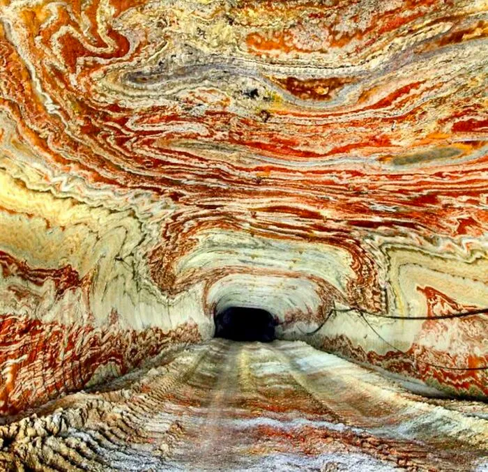 Es difícil de creer que los vertiginosos patrones que cubren esta mina de sal abandonada sean completamente naturales