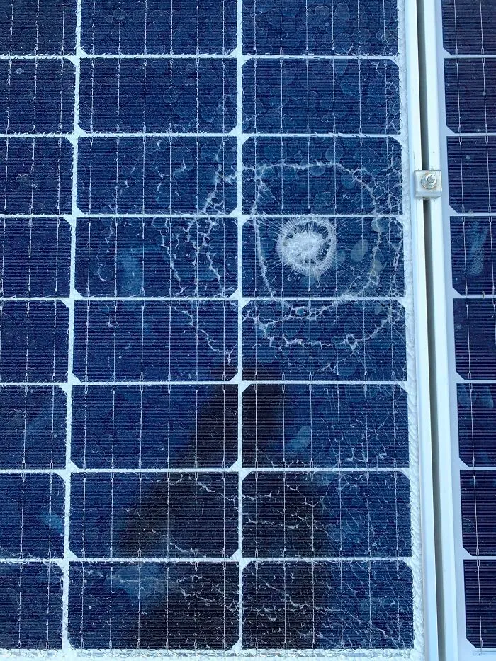 Una bala perdida rompió mi panel solar