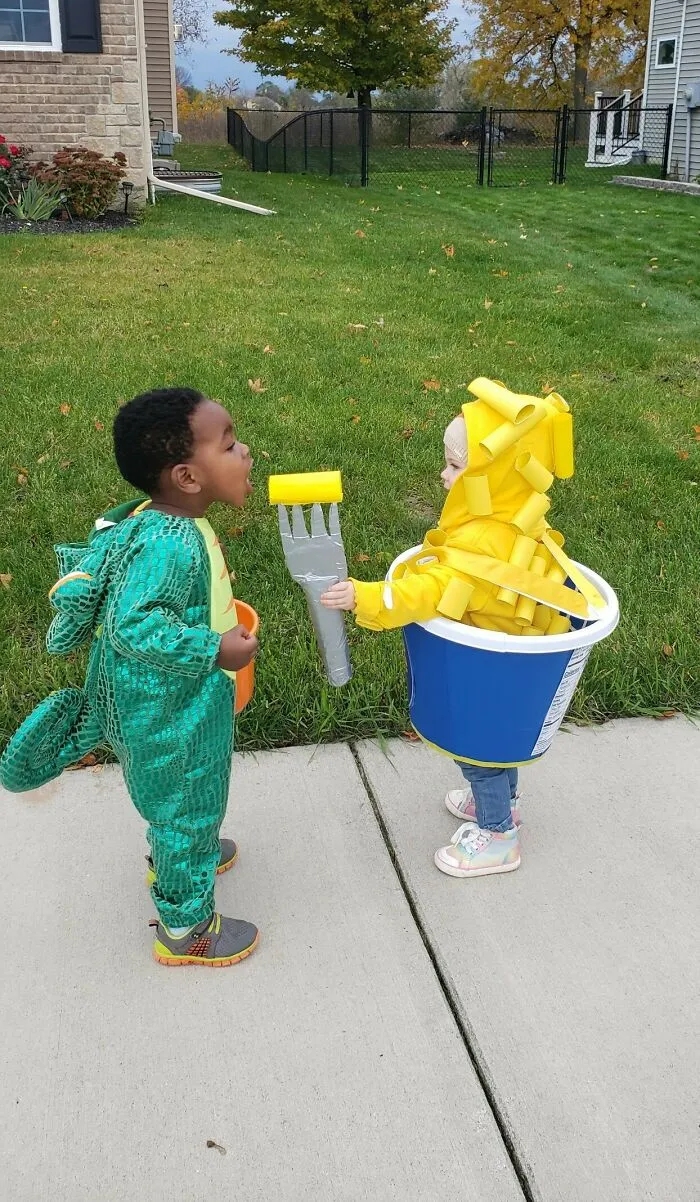 Mi hija da de comer macarrones con queso a su primo en Halloween