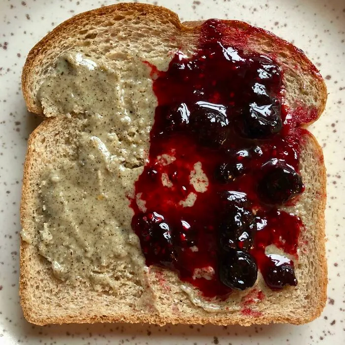 Sándwich de un recolector del medio oeste: mantequilla de nuez negra y jalea de frambuesas negras