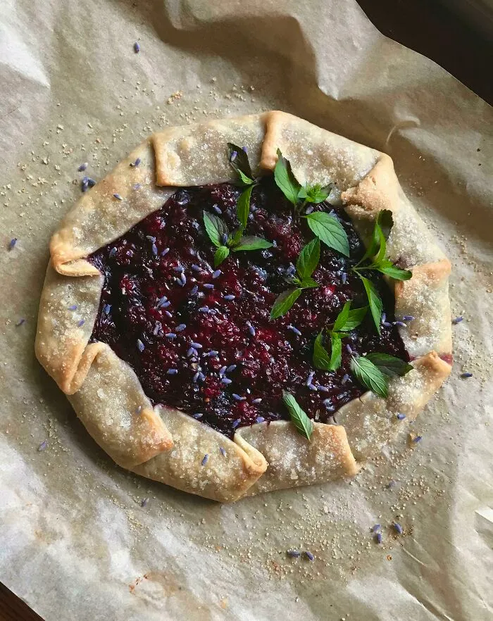 Preparé un galette con moras silvestres, lavanda y menta con chocolate