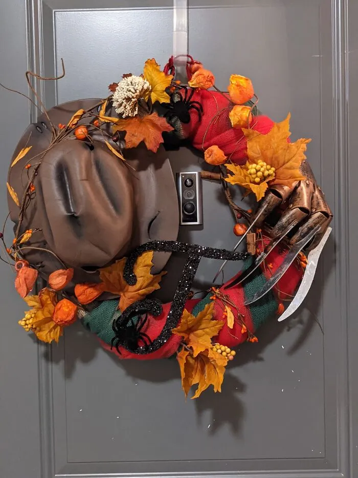 Recicla el disfraz del año pasado para convertirlo en una corona de otoño