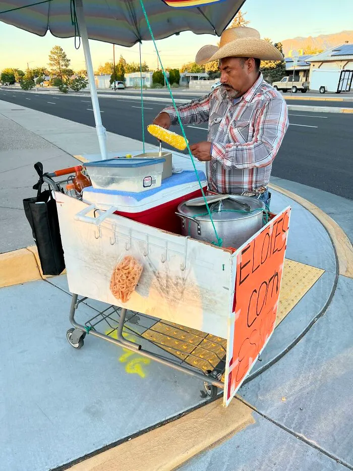 Mi elotero local dando un buen uso a un carrito de supermercado