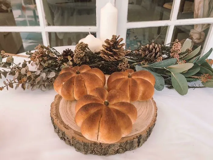 Pumpkin-Shaped Bread Rolls