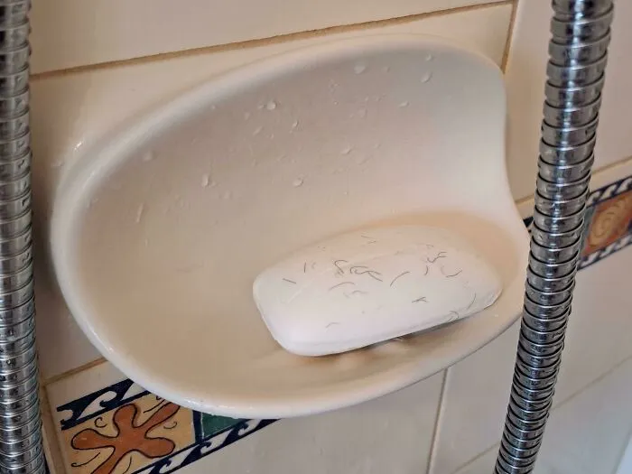 Pensé que era el único que usaba este jabón. O sea, quién hace esto