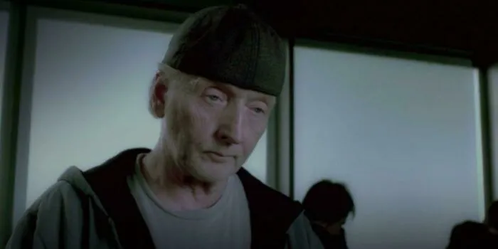 Mientras que la mayoría de las películas de hoy en día utilizan la costosa tecnología CGI para que los actores parezcan más jóvenes, Saw 6 (2009) utilizó el método muy superior de que Tobin Bell sólo llevara una gorra de béisbol al revés en los flashbacks