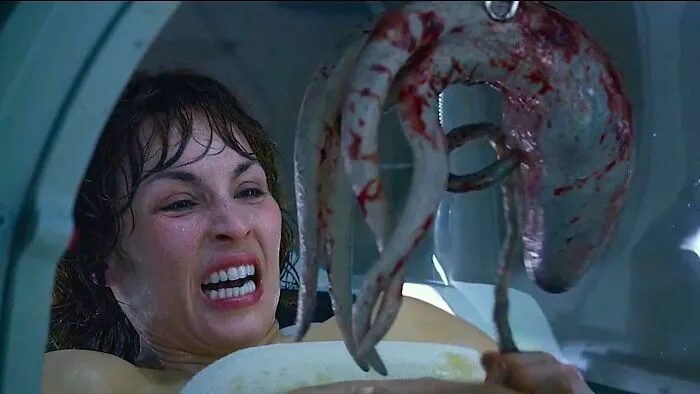 En Prometheus (2012), la doctora Shaw orquesta literalmente una misión espacial para salir de Estados Unidos y abortar ya que la ley estadounidense no se lo permite