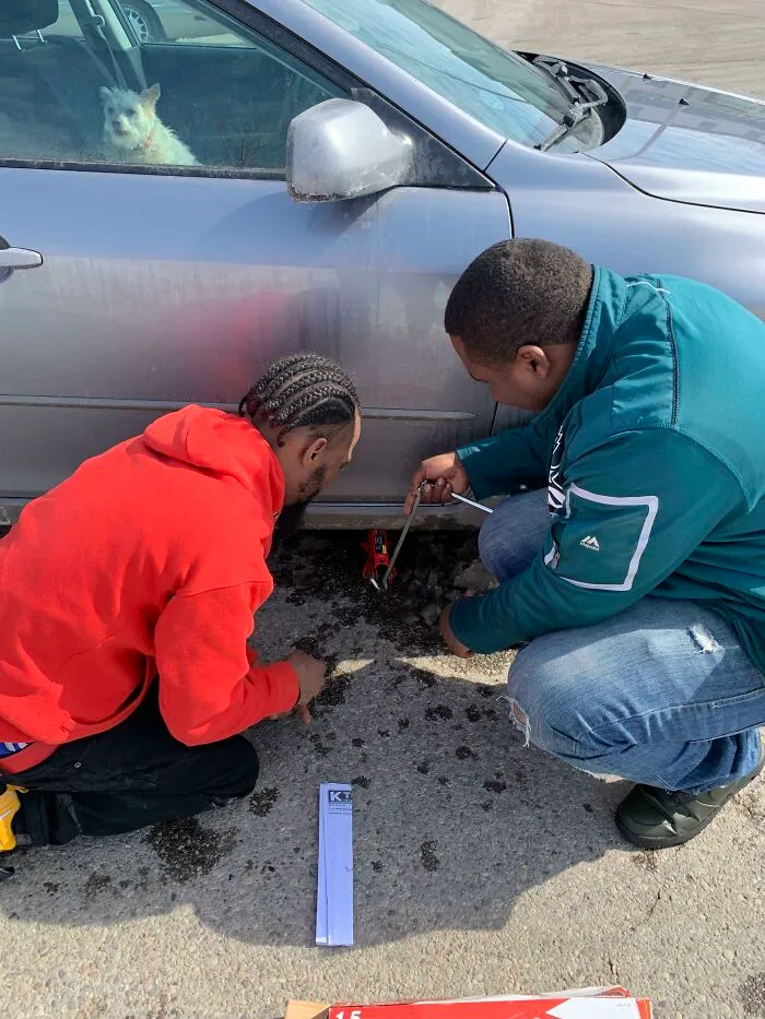 Se me pinchó una rueda en una zona desconocida y estos hombres se pararon y se ofrecieron a ayudar. Acabaron haciendo todo el trabajo y no aceptaron dinero cuando se lo ofrecí