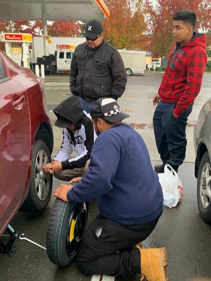Tuve un pinchazo y aunque mi novio estaba tratando de ayudar con el teléfono, yo estaba luchando para aflojar las tuercas. Entonces vinieron estos chicos