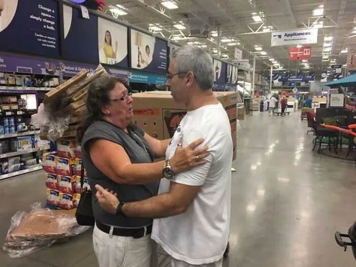 Lowe's se quedó sin generadores, y un completo desconocido le dio su generador a una mujer cuyo padre vive con oxígeno. La gente ayuda a la gente. 