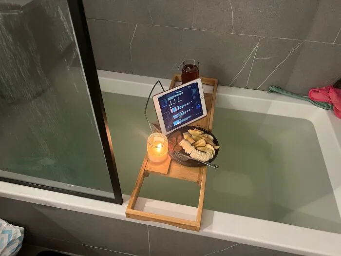 Mi novio de hace más de 10 años todavía me sorprende preparándome un baño calentito cada vez que estoy estresada. Acabo de llegar a casa y encontré esto