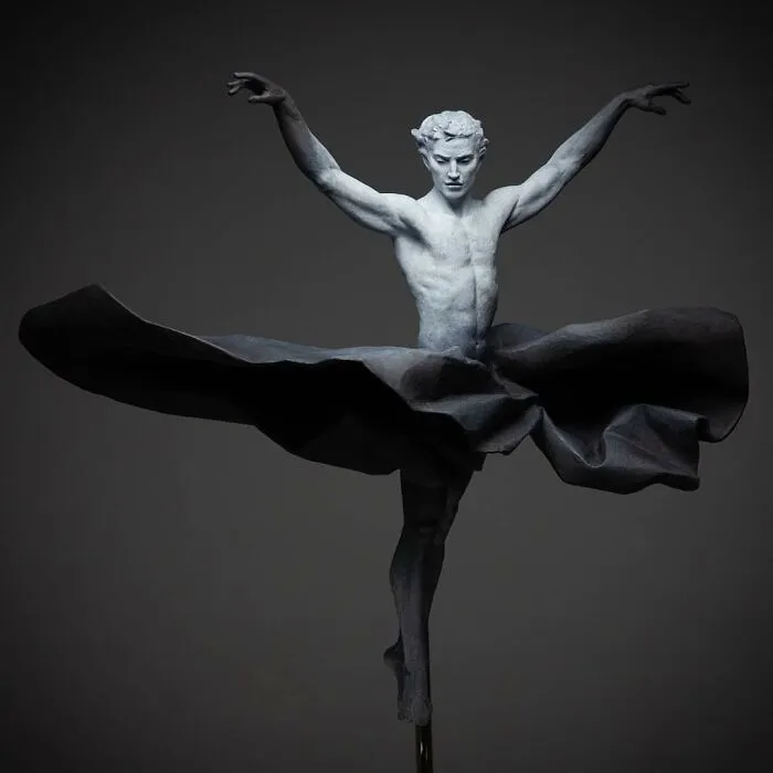 Artistas: Joan Coderch & Javier Malavia, Sombra de luz de luna, hecho en bronce, 2019